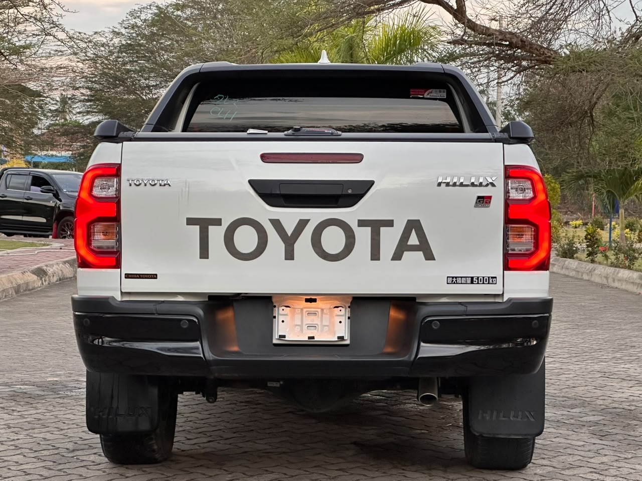 TOYOTA HILUX DOUBLE CABIN thumbnail 8